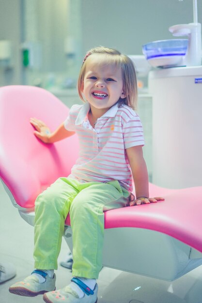 dentista pediátrico. Niña en la recepción del dentista.