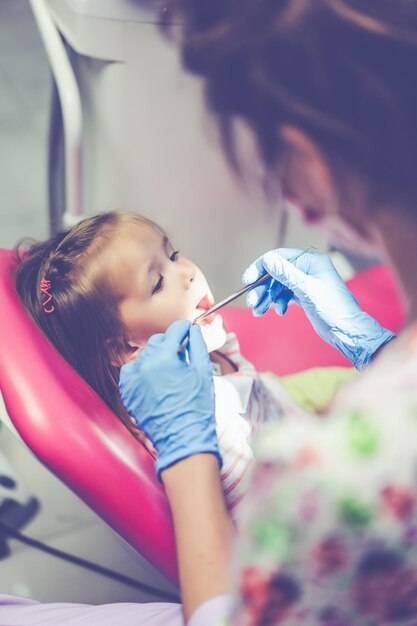 dentista pediátrico. Niña en la recepción del dentista.