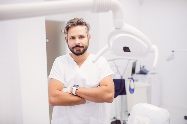 Dentista de pie con los brazos cruzados