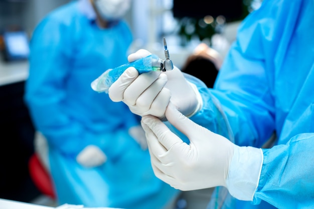 Dentista prepara material de relleno dental