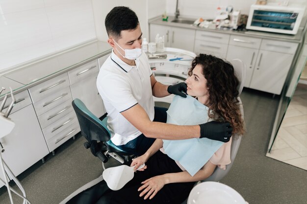 Dentista preparando paciente en la oficina