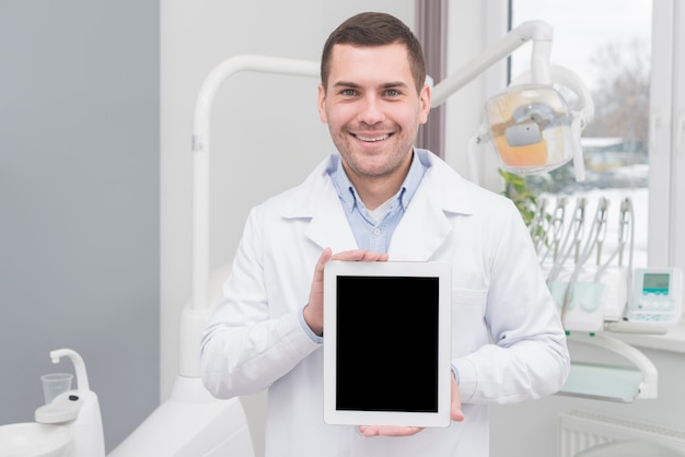 Dentista presentando tableta
