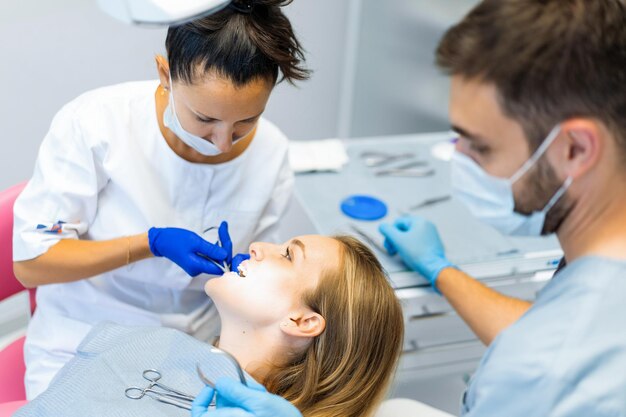 Dentista en el proceso. Servicios dentales, consultorio dental, tratamiento dental.