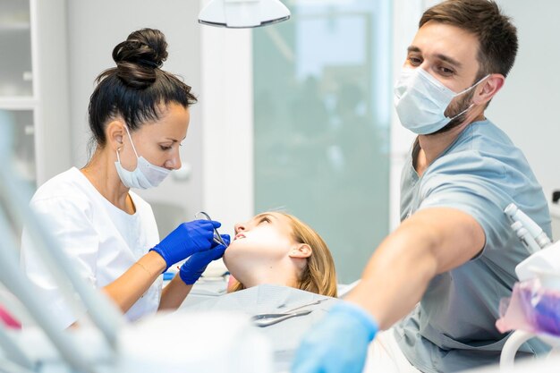 Dentista en el proceso. Servicios dentales, consultorio dental, tratamiento dental.