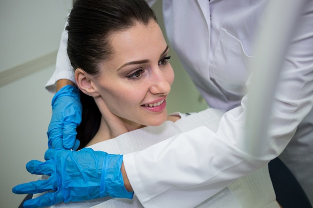 Foto gratuita dentista que prepara al paciente para el chequeo dental