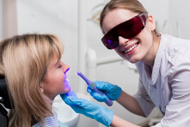 Dentista realizando blanqueamiento dental