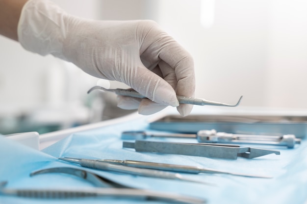 Dentista recogiendo utensilios para dientes