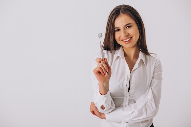 Foto gratuita dentista de sexo femenino con las herramientas de la odontología aisladas