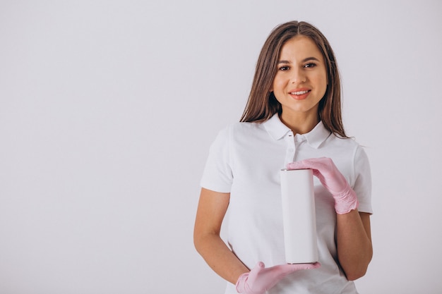 Dentista de sexo femenino con las herramientas de la odontología aisladas