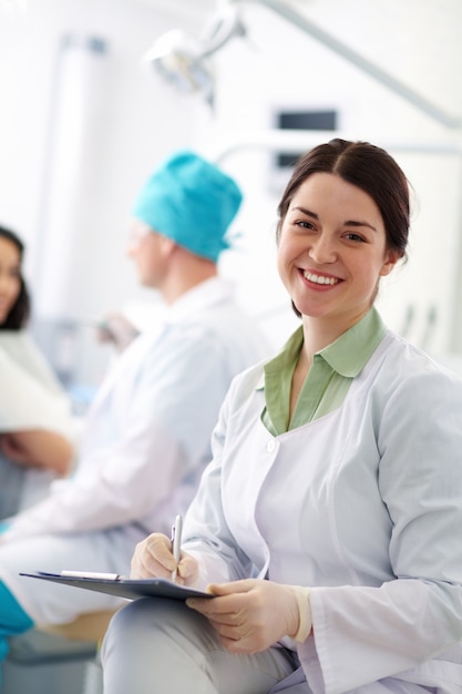 Dentista sonriente en la clínica