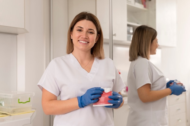 Dentista en su oficina de ortodoncista limpia