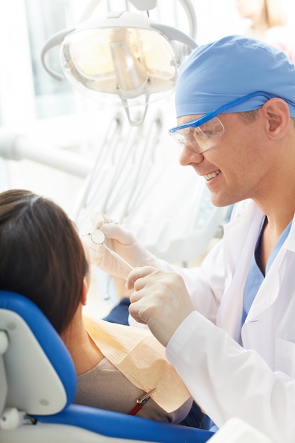 Dentista trabajando sin asistente