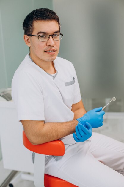 Dentista con uniforme blanco en la clínica