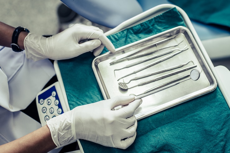 Foto gratuito los dentistas eligen equipos en la mesa.