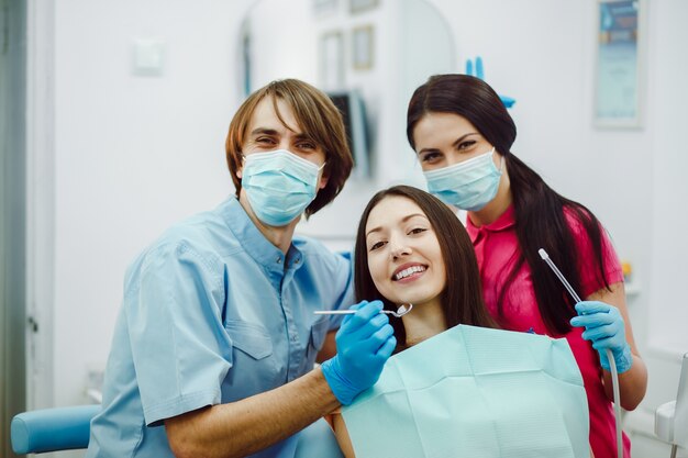 Dentistas felices con la paciente