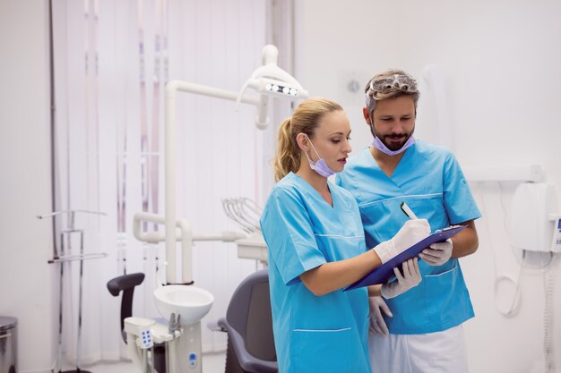 Dentistas interactuando entre ellos