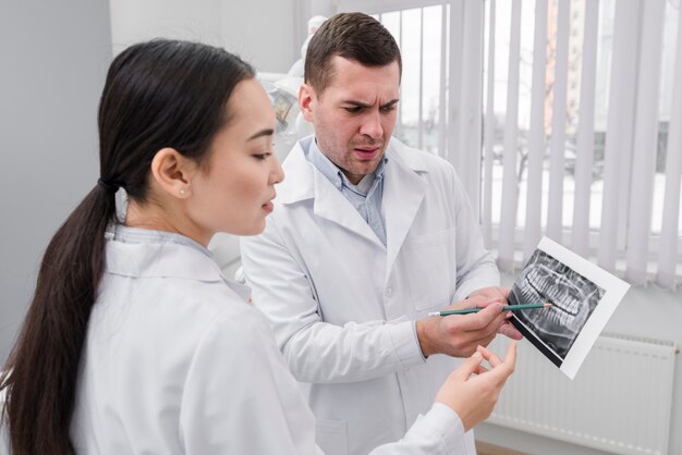 Dentistas mirando a scan