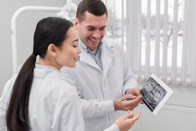 Dentistas mirando a scan