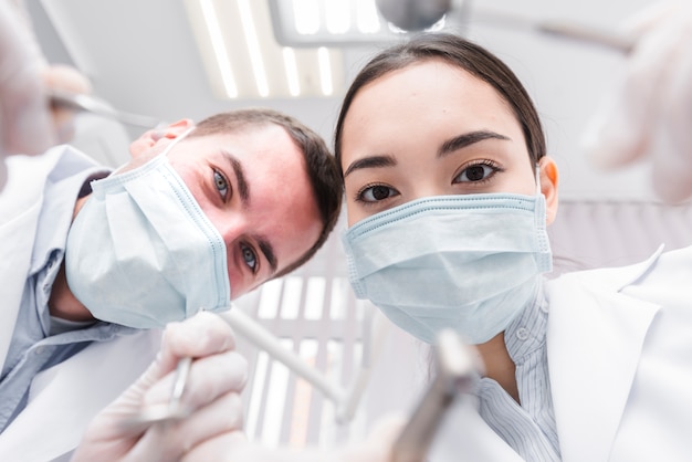 Foto gratuita dentistas desde perspectiva del paciente