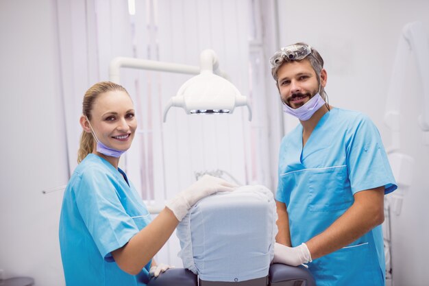 Dentistas sonriendo y posando en clínica dental