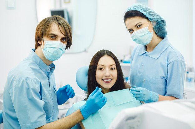 Dentistas sonrientes antes de revisar a la paciente