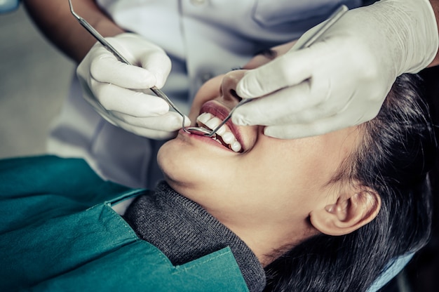 Los dentistas tratan los dientes de los pacientes.