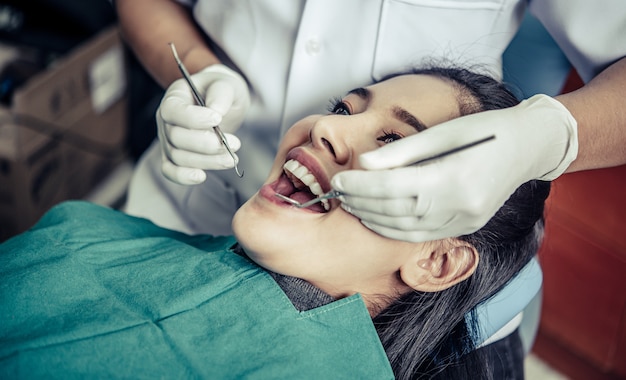 Los dentistas tratan los dientes de los pacientes.