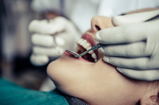 Los dentistas tratan los dientes de los pacientes.