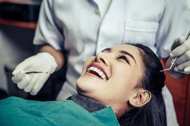Los dentistas tratan los dientes de los pacientes.