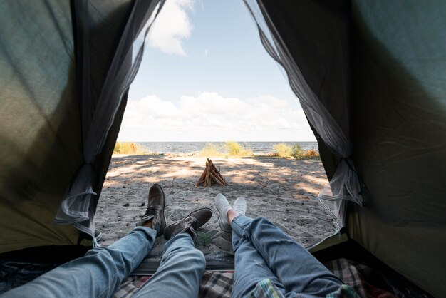 Dentro de una carpa con vista exterior