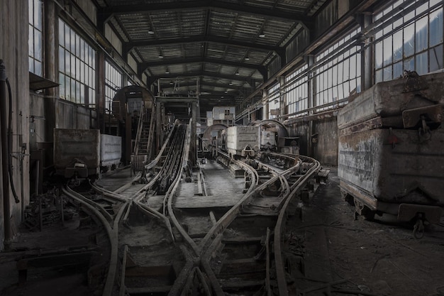 Foto gratuita dentro de un edificio abandonado