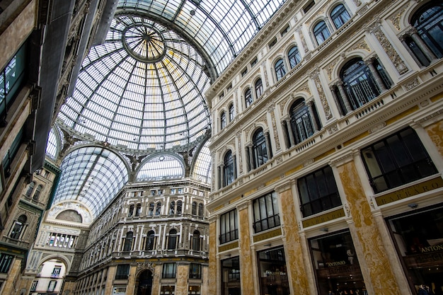 Dentro de la Galleria Umberto I en Nápoles, Italia