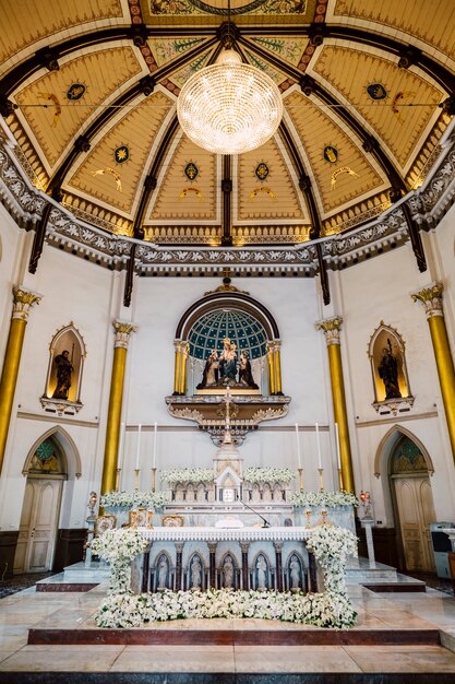 Dentro de la iglesia con hermoso techo en Tailandia