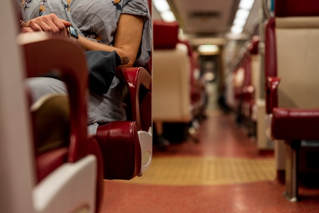 Dentro del vagón de tren con fondo borroso