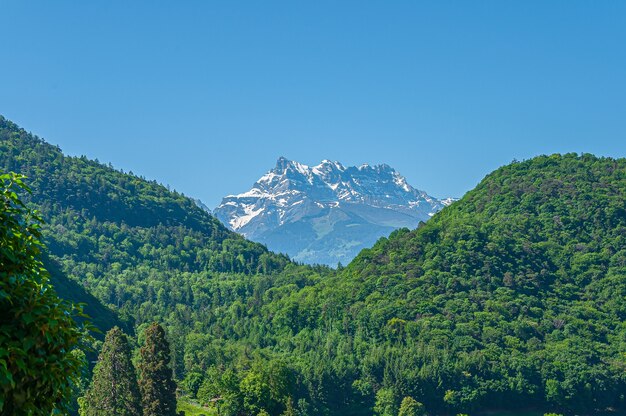 Dents du Midi mountain con múltiples cumbres en Suiza