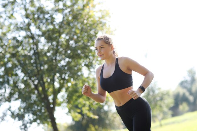 Deporte al aire libre, chica trotando, chica trotando