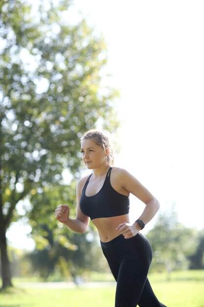 Deporte al aire libre, chica trotando, chica trotando