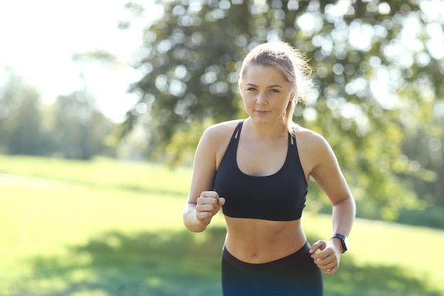 Deporte al aire libre, chica trotando, chica trotando