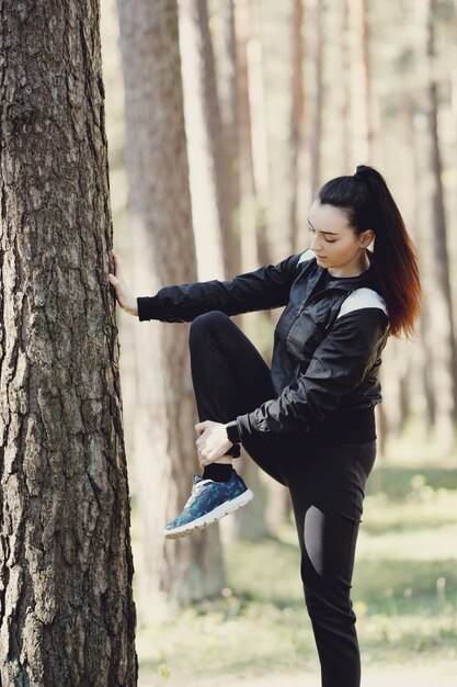 Deporte al aire libre, estiramiento de niña, estiramiento de niña