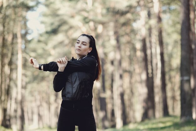 Deporte al aire libre, estiramiento de niña, estiramiento de niña