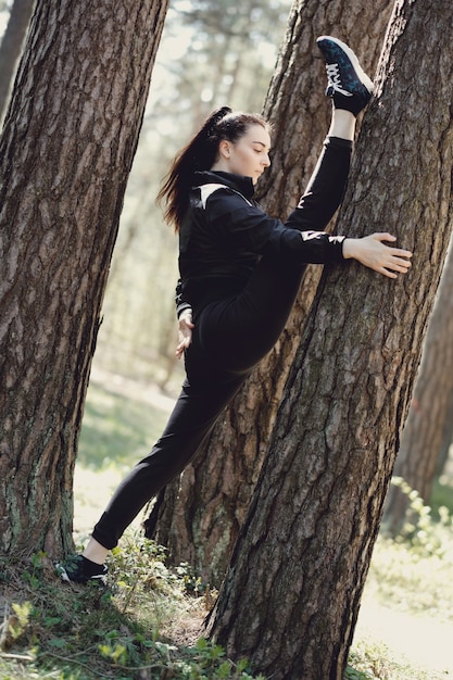 Deporte al aire libre, estiramiento de niña, estiramiento de niña