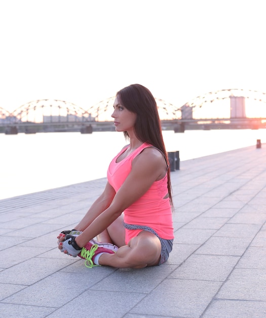 Deporte al aire libre, mujer estirando