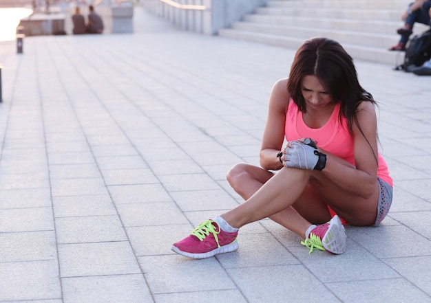 Deporte al aire libre, mujer estirando