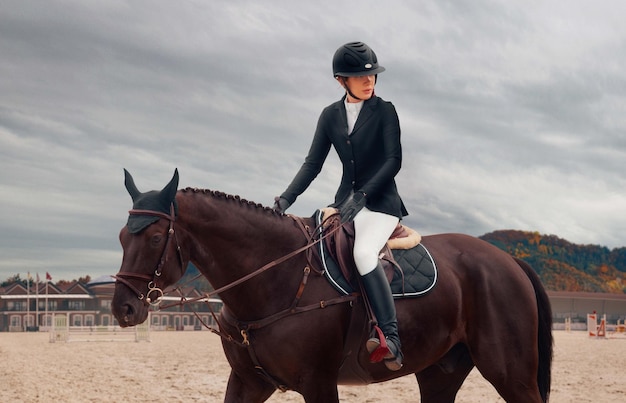 Foto gratuita deporte ecuestre niña monta a caballo en el campeonato