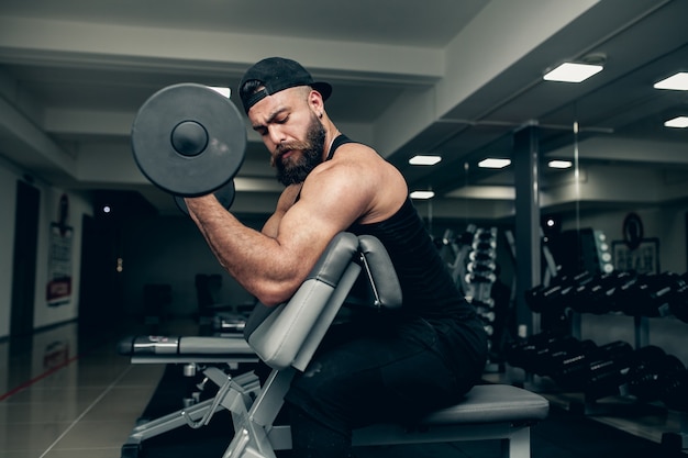 Deporte joven del gimnasio del smartphone del entrenamiento de la aptitud