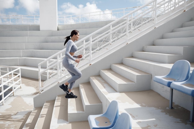 deporte mujer después de fitness al aire libre