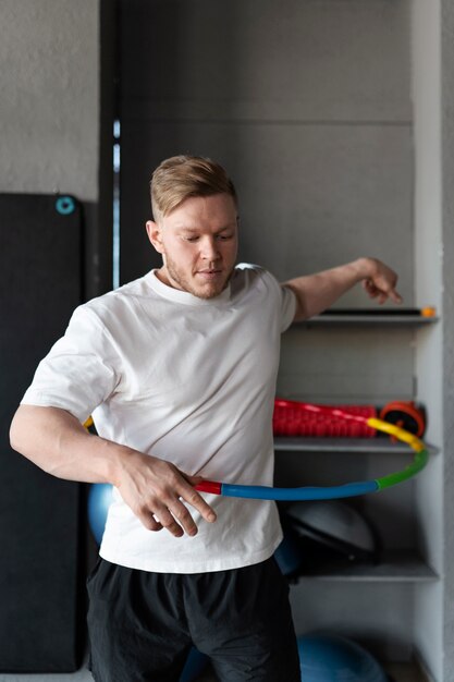 Deporte persona entrenando con hula hoop