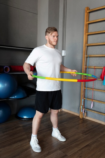 Deporte persona entrenando con hula hoop