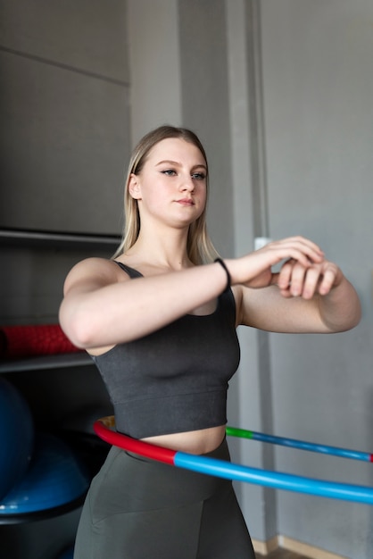 Deporte persona entrenando con hula hoop