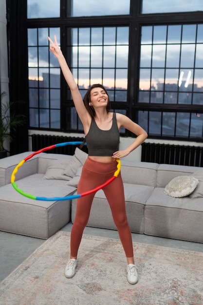 Foto gratuita deporte persona entrenando con hula hoop